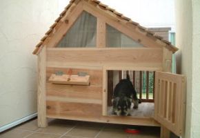 1軒の犬小屋にふたつの生活スペースがある贅沢空間の犬小屋です。清潔に過ごせます。